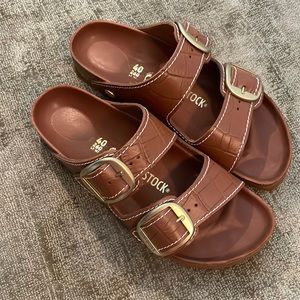 BIRKENSTOCK + STAUD ARIZONA SANDAL | Size 40 | SADDLE CROC EMBOSSED